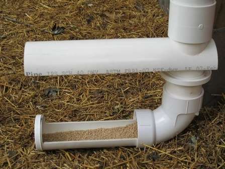 Як зробити кормушку для курей своїми руками із пластикових труб