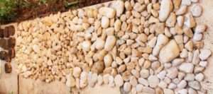 Камені, фарби і квіти – хороші ідеї для саду