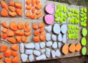 Акрилові фарби розбавте наполовину водою, інакше вони будуть занадто густими і ляжуть нерівно