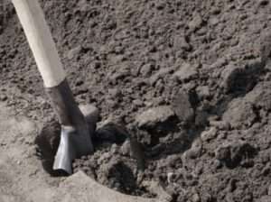 перед скопуванням грядок на неї розсипають перегній або компост і золу