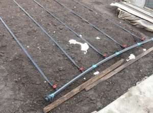 Які переваги і недоліки має крапельний полив