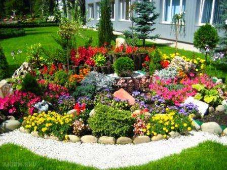 Як зробити квітник або клумбу перед будинком своїми руками