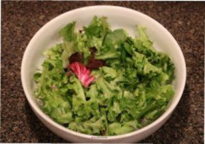 Фото-рецепт готування смачного і простого салату з додаванням сухариків до Нового 2021 року