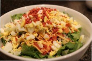 Відео-рецепт готування простого і недорогого салату з сухариками в честь Нового року