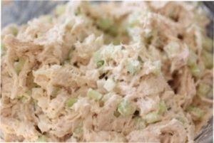 Відео-рецепт приготування недорогого новорічного салату з куркою