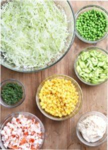 Інгредієнти для недорогого новорічного салату-новинки з крабовими паличками