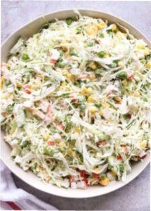 Інгредієнти для недорогого новорічного салату-новинки з крабовими паличками