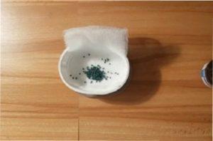 Крок 1. Застеліть дно підготовленої ємності бинтом