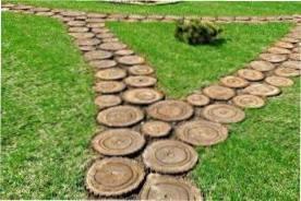 Доріжки, викладені спилами колод на дачу