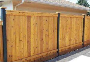 Дерев'яний паркан на металевих стовпах фото