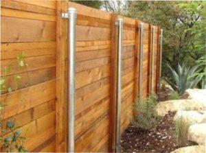 Зведення дерев'яного паркану на металевих стовпах своїми рукам