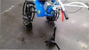 Мотоблок з плугом