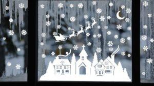 Декор зі сніжинок на вікнах - фото.