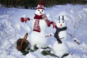 Сніговики і снігові скульптури: прикрашаємо будинок зовні до Нового року