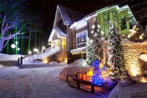 Декор фасаду і двору до Нового року