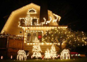 Як зовні прикрасити будинок до свят