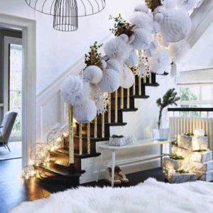 Новорічний декор для сходів в будинку