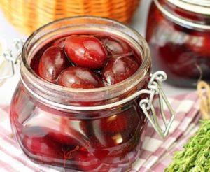 Слива у власному соку на зиму - фото.